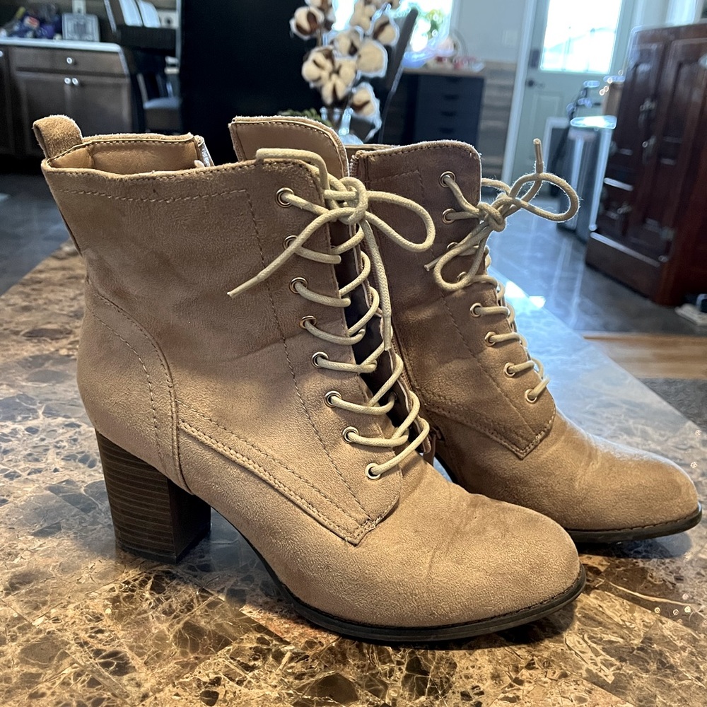 Women’s size 10 boot with laces